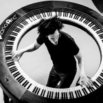 レディーガガのバンドメンバーによって作られた円形キーボード・Piano Arcがクール過ぎてヤバイ！