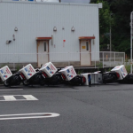 【衝撃写真】「ドミノピザがドミノ」になっている！？　台風の影響でドミノ状態になったドミノピザのバイクが話題に！？